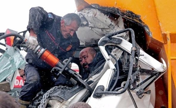 <p>at kamyonunun kafa kafaya çarpışması sonucu 11 kişi yaralandı. Kazada kamyonun şoför mahalinde sıkışan sürücü, 2 saat süren çalışmalar sonucunda kurtarıldı.<br />
<br />
Fotoğraf: Derya Yetim</p>