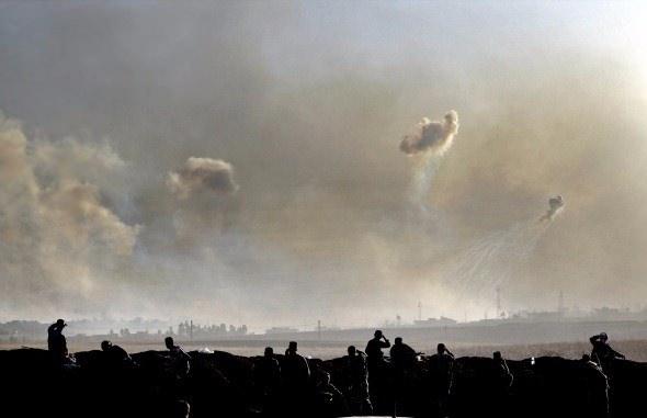 <p>Irak’ta terör örgütü DEAŞ’ın elinde tuttuğu Musul kentini kurtarma operasyonları devam ederken, Irak Kürt Bölgesel Yönetimi’ne (İKBY) bağlı Peşmerge güçleri, DEAŞ’ın elinde tuttuğu Musul’un İmam Rıza Köyü ve çevresindeki köyleri kurtarmak için saldırı yaptı.</p>