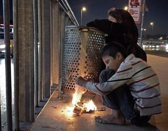 <p>Sokakta kalan Suriyeli çocuklar Bakırköy`de çöpten buldukları kağıtları ısınmak için yakıyorlar.<br />
</p>
<p>Fotoğraf: Hasibe Karadağ</p>