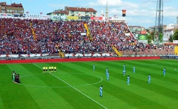 <p>Spor Toto Süper Lig’de Trabzonspor ile Fenerbahçe arasında oynanan maçta hakem Volkan Bayarslan bir taraftarın saldırısına maruz kaldı. Yapılan bu saldırı sonrası Trabzonsporlu futbolcular Eskişehirsporlu futbolcular ve hakemlerle beraber orta yuvarlağın etrafında toplanmadılar ve hakemlere arkalarını döndüler.</p>
