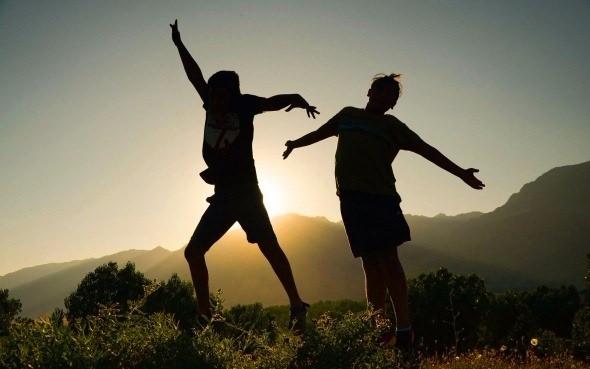 <p>Tunceli’nin Ovacık ilçesinde gün batımı sırasında dağların ardında kaybolan güneş, renkli görüntüler oluşturdu.<br />
<br />
Fotoğraf: Sidar Eren</p>