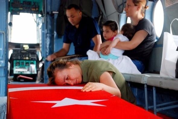 <p>Diyarbakır’ın Bismil ilçesinde iftara yetişmek için evine giderken şehit edilen Uzman Çavuş Erdem Ünal’ın eşi ve kızının şehidin tabutunu okşayarak gözyaşı dökmesi yürekleri dağladı.</p>