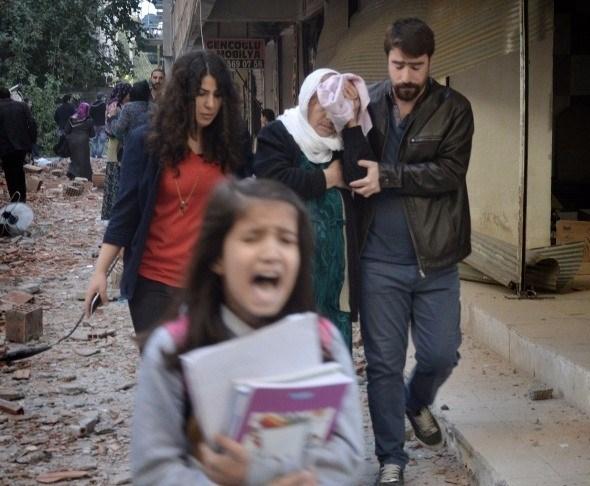 <p>Diyarbakır’ın Bağlar ilçesinde Terörle Mücadele ve Çevik Kuvvet Şube Müdürlüğü’nün bulunduğu eski Emniyet Müdürlüğü binasına bomba yüklü araçla saldırı düzenlendi. Patlamanın ardından güvenlik güçleri ile teröristler arasında çatışma çıktı.</p>