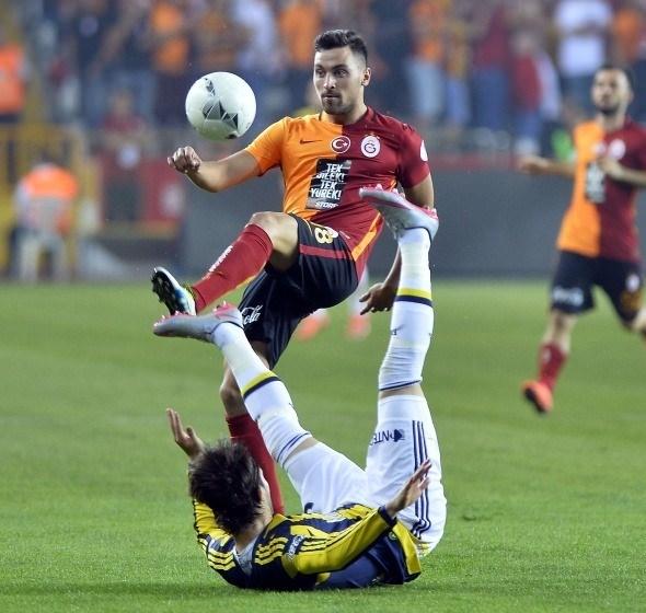 <p>Ziraat Türkiye Kupası finalinde Fenerbahçe`yi 1-0 yenen Galatasaray, 17. kez kupayı müzesine götürmeyi başardı. 50 yıl sonra ilk defa üst üste 3. kez bu zaferi yaşadı. Maçın içinde Sinan Gümüş ve Hasan Ali Kaldırım enstantane hafızalarda yer edindi.</p>
