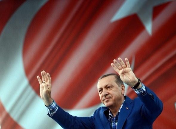 <p>Cumurbaşkanı Recep Tayyip Erdoğan, Gaziantep’te 15 Temmuz Demokrasi Meydanı’nda düzenlenen, `Birlik, Beraberlik ve Kardeşlik Mitingi’ne katıldı. Konuşması sonrası Erdoğan, vatandaşları selamladı.</p>
