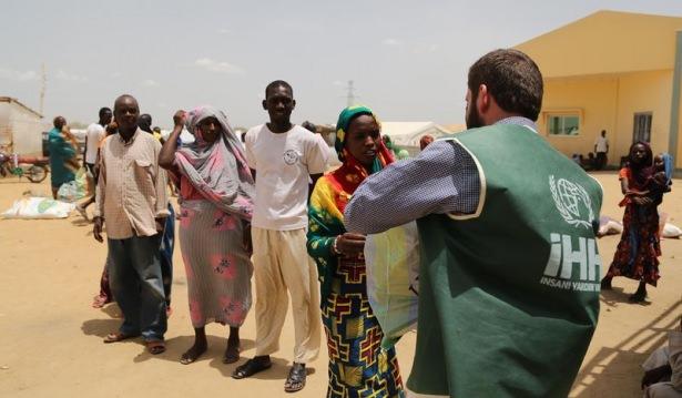 <p>Başkent Encemine yakınlarındaki m&uuml;lteci kampına gelen İHH g&ouml;n&uuml;ll&uuml;leri, Orta Afrika Cumhuriyeti'ndeki i&ccedil; savaştan ka&ccedil;arak &Ccedil;ad'a sığınan m&uuml;ltecilere, i&ccedil;erisinde yağ, makarna, pirin&ccedil; ve un gibi temel gıda maddelerinden oluşan yardım paketlerini dağıttı.</p>
