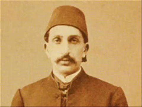 <p>Cihan Harbi´nde (1914–1918) cephelerden gelen acı haberler karşısında çok üzülen yaşlı hünkâr, her yanı tarih kokan ama merkezî ısıtma sistemine ve diğer saraylardaki gibi ihtişamlı şöminelere sahip olmayan Beylerbeyi Sarayı´nda, mangal ateşiyle ısıtılan bir odada ölümü karşılamak zorunda bırakılmıştı...</p>

<p> </p>
