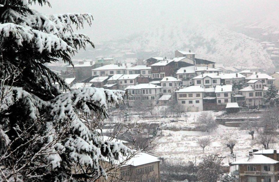 <p>Ankara'nın Beypazarı ilçesinde kar yağışı günlük hayatı olumsuz etkilerken, tarihi konaklarda güzel görüntüler oluştu.</p>
<p> </p>