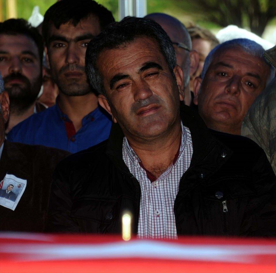<p>Şehidin amcası Yılmaz Erdoğan, yeğeninin Türk bayrağına sarılı tabutunun üzerine mermi bıraktı. Mermi, tören boyunca tabutun üzerinde kaldı. </p>
<p> </p>