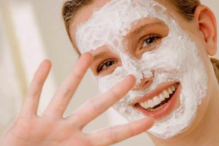 <p>Peeling yapmadan ölü cilt hücrelerinin ciltte kalmasına izin vermek yüzü cansız ve donuk gösterir. </p>