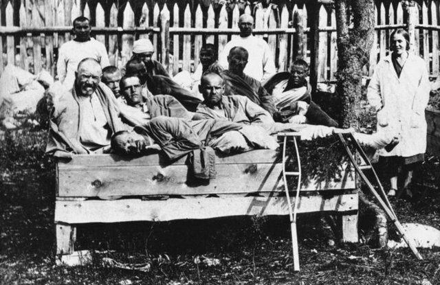 <p>Bu yıllar boyunca ayrıca Sovyetler Birliği'nin askeri gücünü, 2. Dünya Savaşı'nda Hitler'i geriletip yenilgiye uğratacak kadar gelişti. Ancak bu başarı hikayelerinin yanında anlatılmayan ve hep gözardı edilen milyonların trajedisi vardı: GULAG'lar....</p>