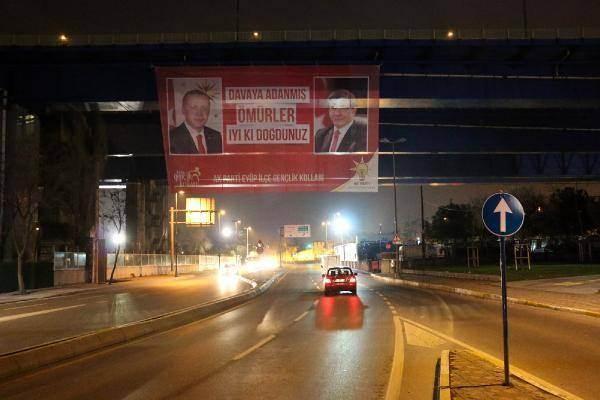 <p>26 Şubat günü doğan Cumhurbaşkanı Erdoğan ve Başbakan Davutoğlu için AK Parti Eyüp İlçe Gençlik Kolları, Haliç Köprüsü'ne, üzerinde <strong>“Davaya adanmış ömürler iyi ki doğdunuz"</strong> yazılı büyük bir pankart astı. Üzerinde Erdoğan ve Davutoğlu'nun fotoğraflarının bulunduğu pankartı gören bazı vatandaşlar, cep telefonu kameralarıyla pankartı görüntüledi.</p>
