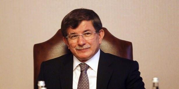 <p>Ahmet Davutoğlu, Eşi Sare hanım ve iki kızı ile beraber 1990`ın ilk aylarında gittikleri Malezya’da Kuala Lumpur`da, Çin mahallesinde bir ev tutup yerleştiler. 1995 yılında Türkiye`ye döndüler.</p>

<p> </p>
