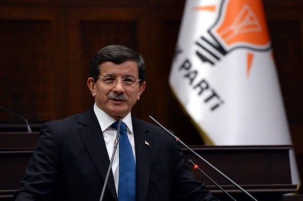 <p>İngilizce, Arapça ve Almanca bilen Davutoğlu, aynı zamanda pek çok akademik eseri olan bir yazardır.</p>

<p>Ahmet Davutoğlu, 1984 yılından beri Kadın doğum uzmanı Dr. Sare Davutoğlu ile evlidir. Sefure, Memnune (d.1986), Mehmet, Hacer Büke adlarında 4 çocuğu vardır. Kızı Sefure, Yıldız Holding'in kurucusu Sabri Ülker'in kızı Ahsen Özokur’un oğlu olan 3. torunu Ahmet Özokur ile evlidir. </p>
