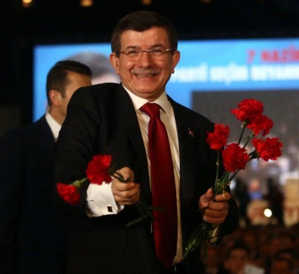 <p>17 Kasım 2015 tarihinde aldığı görev üzerine Ahmet Davutoğlu tarafından kurulan 64. Hükümet kabinesi Cumhurbaşkanı Recep Tayyip Erdoğan tarafından 24 Kasım 2015 tarihinde onaylandı.</p>

<p> </p>
