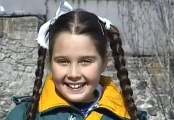<p>3 yaşında oyunculuk yapmaya başlayan Merve Erdoğan, 'Bücür Cadı' dizisinde oynadığı (Zeliş) rolü ile tanınmaya başladı. </p>
<p> </p>
