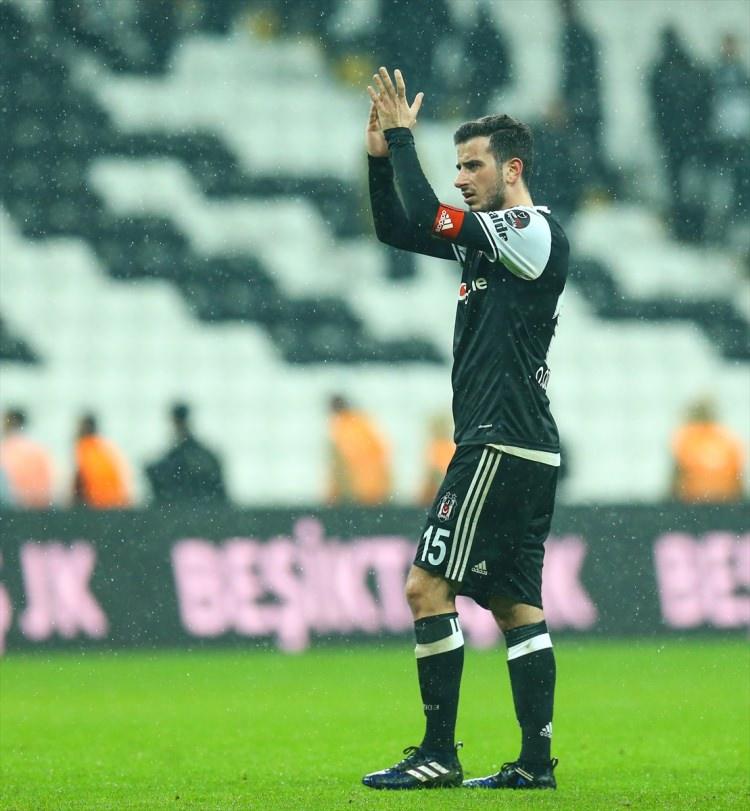 <p>Sağ Kanat: Oğuzhan Özyakup</p>
