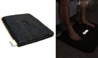 <p>Bir başka ilginç tasarım da Sofie Collin ve Gustav Lanberg imzası taşıyor. Yatağınızın yanına, yere koyduğunuz bu halı saati susturmak için de yataktan kalkıp üzerine basmanız gerekiyor.</p>
