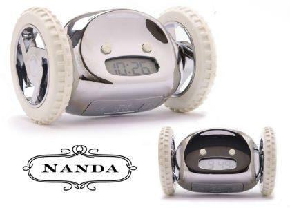 <p>Massachusetts Teknoloji Enstitüsü'nden Gauri Nanda'nın tasarladığı bu yaramaz saatin ismi Clocky. Clocky sizi uyandırmak için çalmaya başladığı anda kendisini masanızdan yere fırlatıyor ve saklanmak için bir yer aramaya başlıyor. Saklanma konusunda çok başarılı ve tekerlekleri sayesinde çok kıvrak olan bu yaramazı susturmak için ise önce bulmanız gerekli.</p>
