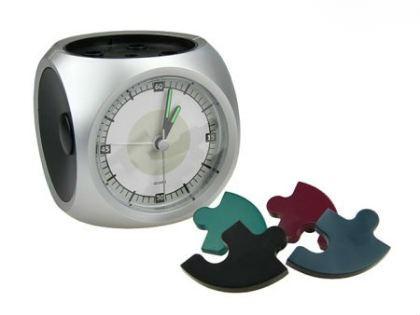 <p>Matematik problemleri sizin için kolay olabilir. Peki sabah sabah sizi puzzle yapmak zorunda bırakan bu saate ne diyorsunuz? Siz yapbozu tamamlamadan susmayan bu saat sinirinizi bozuyor ama işini de oldukça iyi yapıyor.</p>
