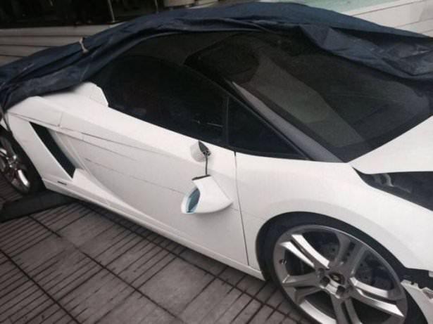<p>5 yıldızlı otelde görevli vale dünyanın en pahallı otomobillerinden olan Lamborghini'yi park ederken kaza yaptı.</p>

<p> </p>
