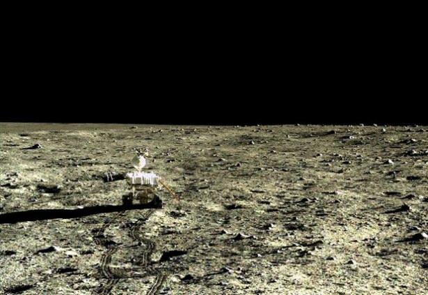 <p>Zou, "Chang'e 4" uzay aracının Ay'ın Dünya'dan görünmeyen karanlık yüzündeki jeolojik koşulları inceleyeceğini kaydetmişti.</p>
