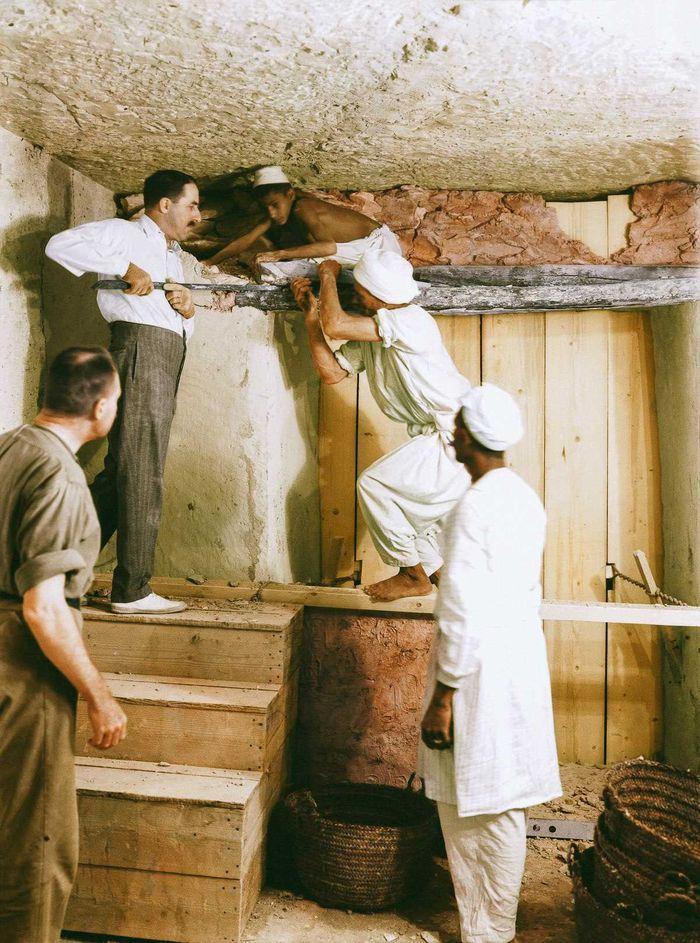 <p>Bu oda bulunduğunda, odanın Krallar Vadisi'inde yer almasından dolayı, bir mezar olması gerektiğini düşünen Howard Carter ve arkadaşları odanın duvarlarına vurarak duvarın arkasındaki boşlukları aradılar.</p>
<ul>
</ul>