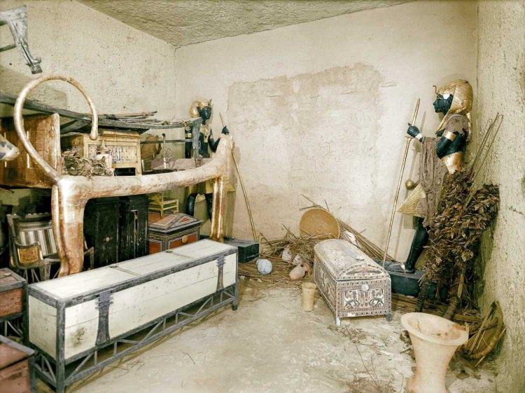 <p>Kutu mühürlüydü. Howard Carter, mühürü -hayatında gördüğü ve göreceği en güzel şeyi- görmüştü.<br />
</p>