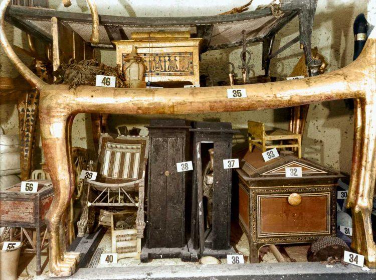 <p>Tutankhamun'un mumyası haricinde mezardan çıkarılanlar Kahire müzesinde sergilenmektedir.</p>
<ul>
</ul>