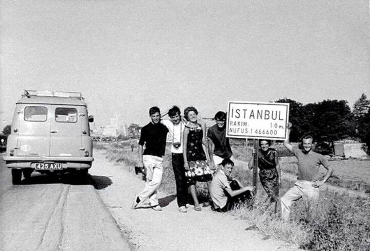 <p>1960 - İstanbul</p>

<p>İstanbul'un girişinden bir görüntü. O dönem tabeladan da anlaşılacağı üzere nüfus yaklaşık 1.5 milyonmuş. Şimdilerde İstanbul, 17-18 milyona yaklaşan müthiş bir nüfusa sahip...</p>

<p>Eski TRT kameramanlarından gazeteci Yüksel Hançerli.</p>
