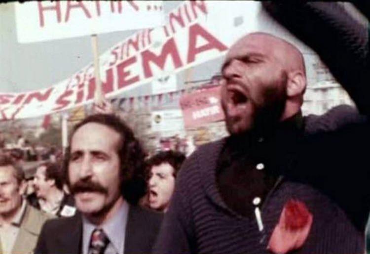 <p>5 Kasım 1977 Türkiye Sinema Emekçileri Sendikası'nın Yürüyüşü Basına sansürü protesto için binlerce emekçi İstanbul'dan Ankara'ya yürüdüler. Yürüyüşe Türkan Şoray, Tarık Akan, Kadir İnanır ve Fatma Girik gibi yüzlerce tanınmış sinema oyuncusu katıldı. Fotoğraftaki ise Yadigar Ejder. </p>
<p> </p>