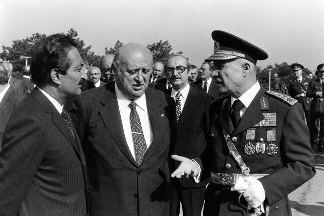 <p>29 Ekim 1980 Üçlü Zirve 29 Ekim kutlamaları. Başbakan Süleyman Demirel, CHP Genel Başkanı Bülent Ecevit ve Genelkurmay Başkanı Kenan Evren bir aradalar.</p>
<p> </p>