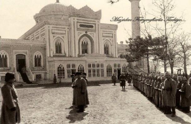 <p>1922 Yıldız Hamidiye Camii Abdülhamit'in bir zamanlar cuma namazlarını kıldığı hatta kendisine suikast düzenlenen camii. Abdülhamit döneminden sonra çekilen bu fotoğraf bir ''Cuma Selamlığı'' törenini gösteriyor.  </p>

<p> </p>
