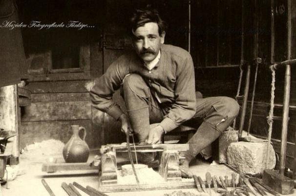 <p>1928 / Tornacı Tornayı çevirmek için sol ayağını kullanan, elinde kemanesini tutan bu adam etrafındaki oyma aletleri ve önündeki tanelerden anlaşılıyor ki bir tesbih imalatçısı. Fotoğrafın nerede ve ne zaman çekildiğine dair bir bilgi bulunmazken, 1928'de National arşivine girdiğini öğreniyoruz. </p>

<p> </p>
