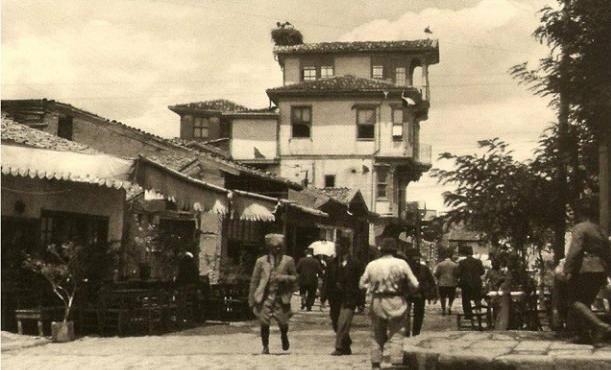<p>1928 ''Kemal Paşa'nın Türkiye'sinden görüntüler'' diyor resmin altında  Daktiloyla düşülmüş bir başka not olarak: ''Başkent olması Ankara'yı çok canlı bir şehre dönüştürdü'.' cümlesi yer alıyor.   Üç katlı ahşap binanın vihannüması üzerindeki leylek yuvası da gözden kaçmaması gereken bir nokta. </p>

<p> </p>
