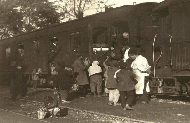 <p>1928 / Sepetlerindeki elmaları yolculara satmaya çalışan kadınlarFotoğrafçı Haydarpaşa'dan trene atlayıp Sapanca'da inip bu fotoğrafı çektikten sonra uzun uzun kendi ülkesindeki trenleri anlatmaya başlamış:' 'Bizim trenimiz Kassel'den Henschel&Shon yapımı bir Alman lokomotifi, bir yük vagonu, iki adet üçüncü sınıf vagonu, bir yemek vagonu ve bir de yataklı vagondan oluşuyordu.'' </p>
<p> </p>