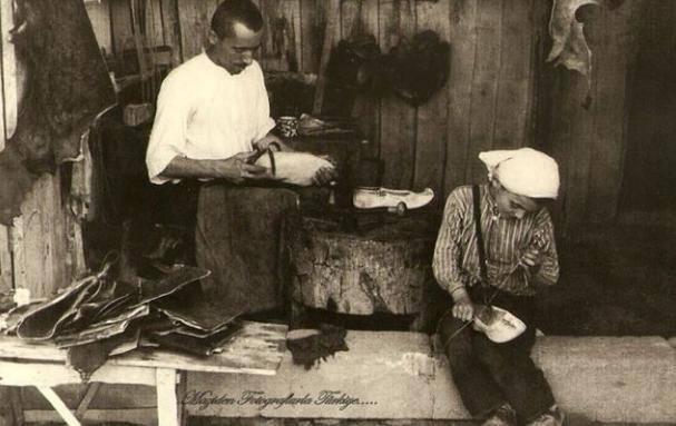 <p>1937 / Yürümeyi seven Türkler Fotoğrafçı Edwards S. Murray bu anı ölümsüzleştirdikten sonra, "Türkiye'de yemenicilik işiyle uğraşan insan çok" cümlesini de not düşmüş. Ona göre Türkler aynı zamanda çok iyi yürüyüşçüler. Şehir insanı, köylüler herkes yürümeyi seviyor. </p>
<p> </p>