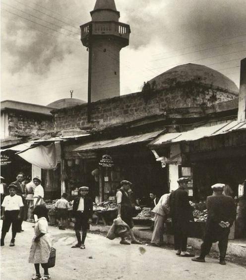 <p>1938 / Antakya'nın Dükkanları Çarşı - pazar gezen fotoğrafçı bu fotoğrafa "Antakya'nın dükkânları" notunu düşmüş. </p>

<p> </p>
