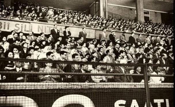 <p>1956 / Gençlik bayramı O zamanlardaki adıyla Mithat Paşa Stadı'ndaki kalabalık Gençlik ve Spor Bayramı kutlamalarını izliyor. </p>
<p> </p>