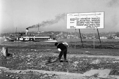<p>Boğaziçi Köprüsü’nün temeli 20 Şubat 1970’te atıldı. İki ay sonra gazeteciler gittiğinde Karslı işçi Beyaz Name tek başına çalışıyordu. </p>
<p> </p>