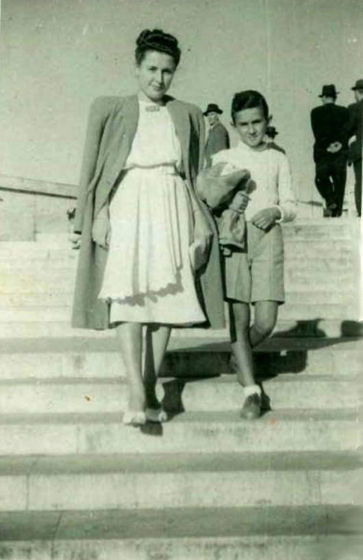 <p>1940 - Gezi Parkı'nın merdivenlerinde bir anne ile çocuğu. Gezi Parkı'nın bulunduğu yerde Osmanlı dönemi ve Cumhuriyetin ilk yıllarında Topçu Kışlası vardı. Bu Topçu Kışlası, 1909'daki 31 Mart Olayları'nda isyancıların karargâhı konumundaydı. İnönü Stadı'nın yapılmasıyla işlevini kaybeden harabe halindeki Topçu Kışlası yıkıldı ve Gezi Parkı yapıldı. Gezi Parkı, İstanbul'a Cumhuriyet Dönemi'nde kazandırılan ilk park olma özelliğini taşıyor. İsmet İnönü Dönemi'nde yapıldığı için bu park ilk başlarda "İnönü Gezisi" olarak adlandırılıyordu.</p>
<p> </p>