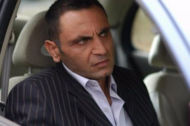 <p>Mehmet Ali Erbil ve Yalçın Menteş'in başrollerinde oynadıkları Tatlı Kaçıklar dizisinde "Tolgahan" rolüyle kamera karşısına geçen Uygun'un Kurtlar Vadisi'ndeki rolünden epey uzak görünüyor.</p>

<p> </p>
