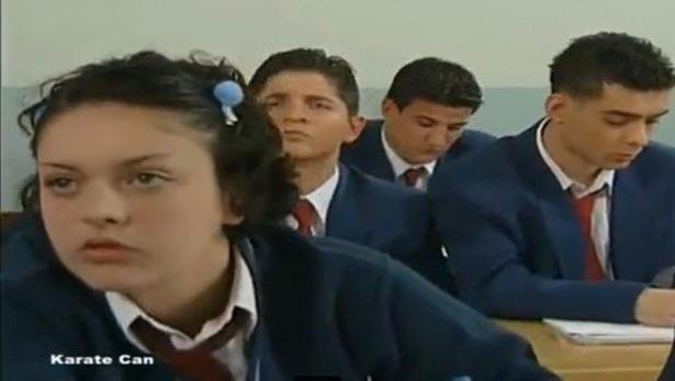 <p>2000 yılında ekranlara gelen Karate Can isimli dizide yer kısa bir süre yer alan Ezgi Mola'nın görüntüleri ortaya çıktı...</p>
<p> </p>