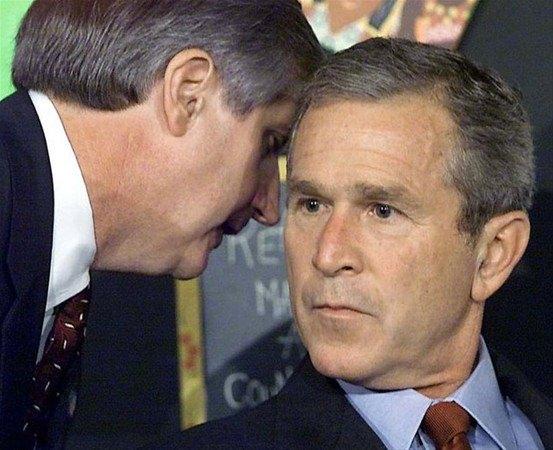 <p>George W. Bush'u, 8 yıllık başkanlığı döneminde adım adım izleyen Beyaz Saray'ın baş fotoğrafçısı Eric Draper o anları böyle görüntülemişti. <br />
 <br />
İkiz kulelere düzenlenen saldırıların olduğu dönemin Başkanı George Bush’a haber verildiği an... </p>
