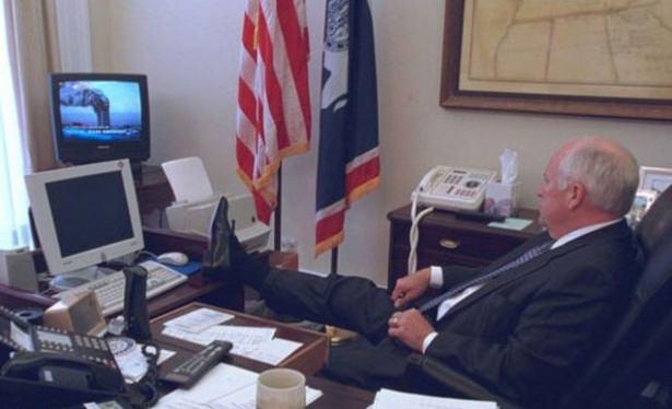 <p>11 Eyl&uuml;l 2001 yılında El Kaide tarafından ABD&rsquo;de bulunan D&uuml;nya Ticaret Merkezi&rsquo;ne yapılan ter&ouml;r saldırısı sonrasında Beyaz Saray&rsquo;da &ccedil;ekilen daha &ouml;nce hi&ccedil; g&ouml;r&uuml;lmemiş yeni fotoğraflar ortaya &ccedil;ıktı. Amerikan Başkan Yardımcısı Dick Cheney, 11 Eyl&uuml;l 2001 saldırısından hemen sonra saldırı g&ouml;r&uuml;nt&uuml;lerini b&ouml;yle izledi.</p>
