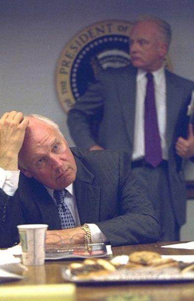 <p>Dick Cheney'le toplantı yapan bir diğer başkan yardımcısı da telefon g&ouml;r&uuml;şmesi yapıyor.</p>
