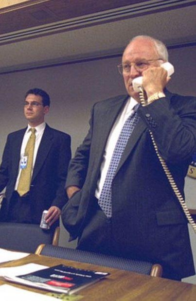 <p>Dick Cheney'le toplantı yapan bir diğer başkan yardımcısı da telefon g&ouml;r&uuml;şmesi yapıyor.</p>
