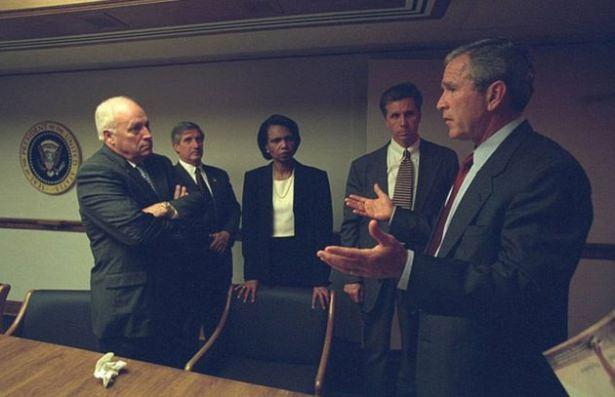 <p>Saldırı sonrası Beyaz Saray'daki acil durum toplantısında Dick Cheney b&ouml;yle g&ouml;r&uuml;nt&uuml;lendi.</p>
