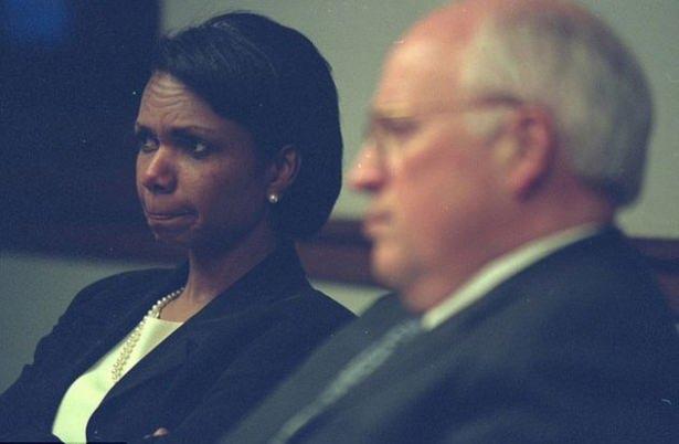 <p>Bu karede dudağını ısıran Ulusal G&uuml;venlik Danışmanı Condoleezza Rice, İkinci D&uuml;nya Savaşı Başkanı Franklin Roosevelt d&ouml;neminde ilk kez inşa edilen yer altı sığınakları hakkında bilgi alıyor.</p>
