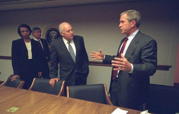 <div><span style="background-color:rgb(41, 41, 41)">Cheney saldırı akşamında Bush'a sığınaklardaki durumların bilgisini aktarıyor.</span></div>

<div>&nbsp;</div>
